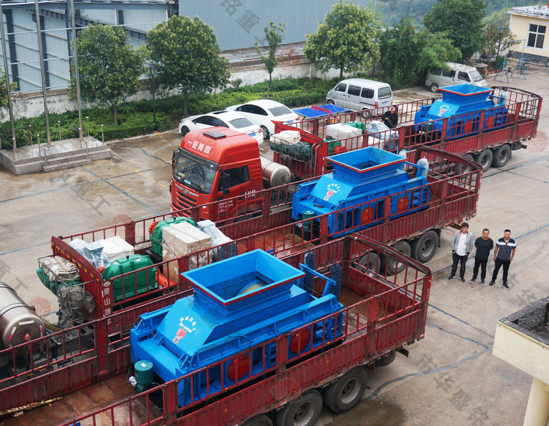 鄭州對(duì)輥制砂機(jī)廠(chǎng)家三臺(tái)發(fā)往江蘇